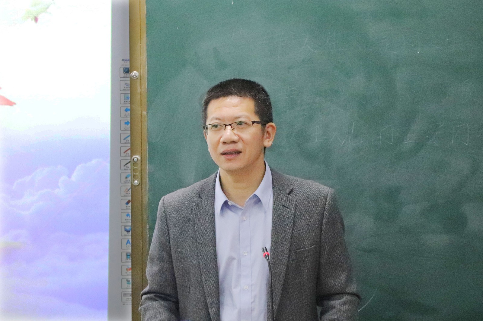 叶院长给学生上思政课.jpg 叶院长给学生上思政课.jpg