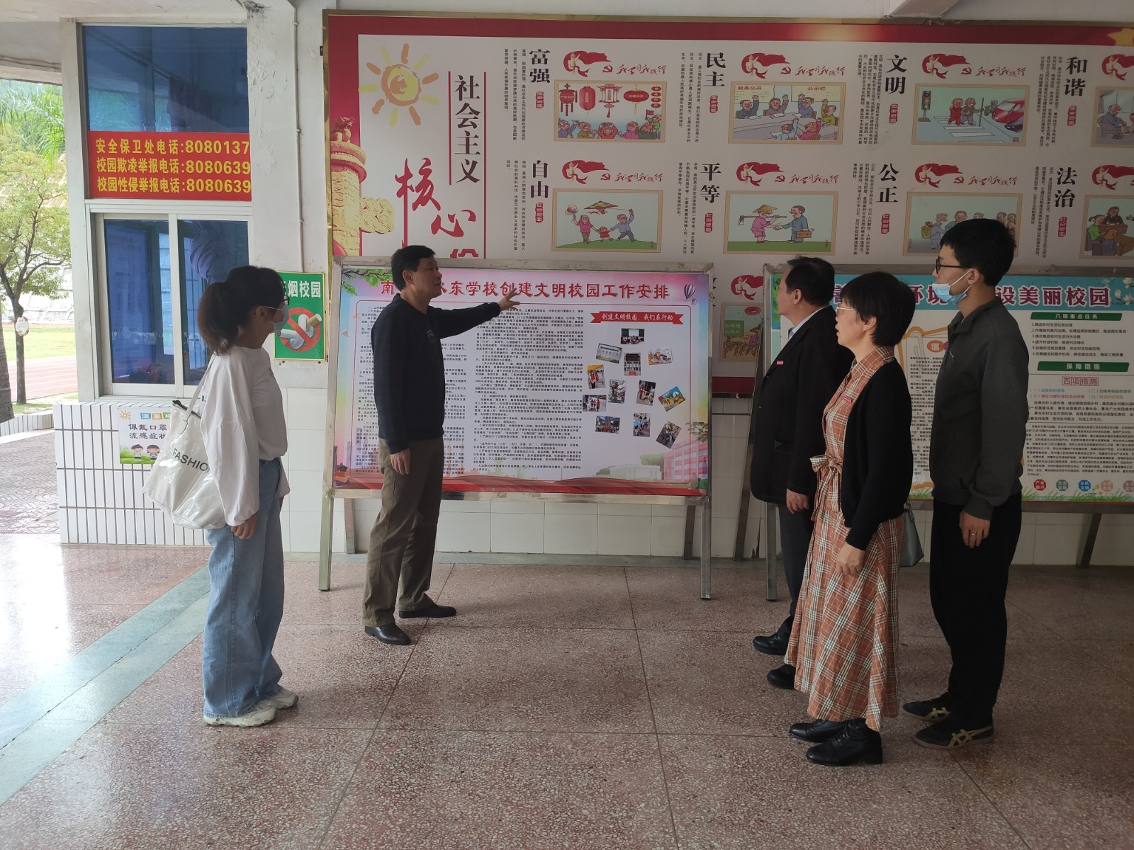 谢书记到水东学校调研.jpg 谢书记到水东学校调研.jpg