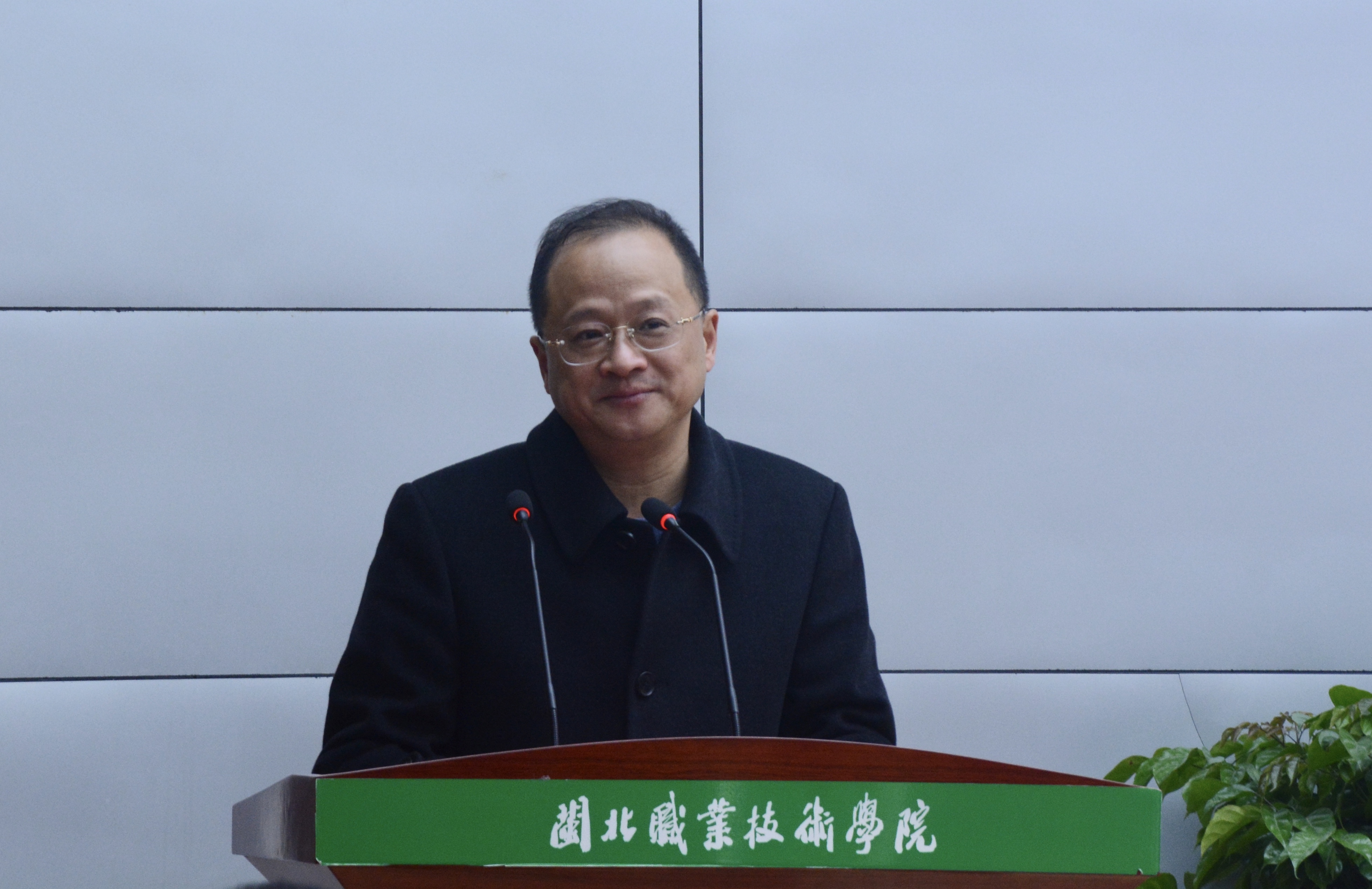 南平市教育局局长⏪、南平市职教联盟理事会常务副理事长梁方致辞