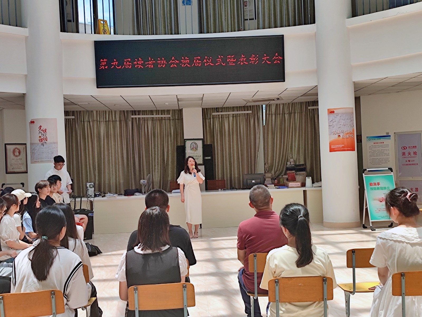 指导老师发言.jpg 指导老师发言.jpg