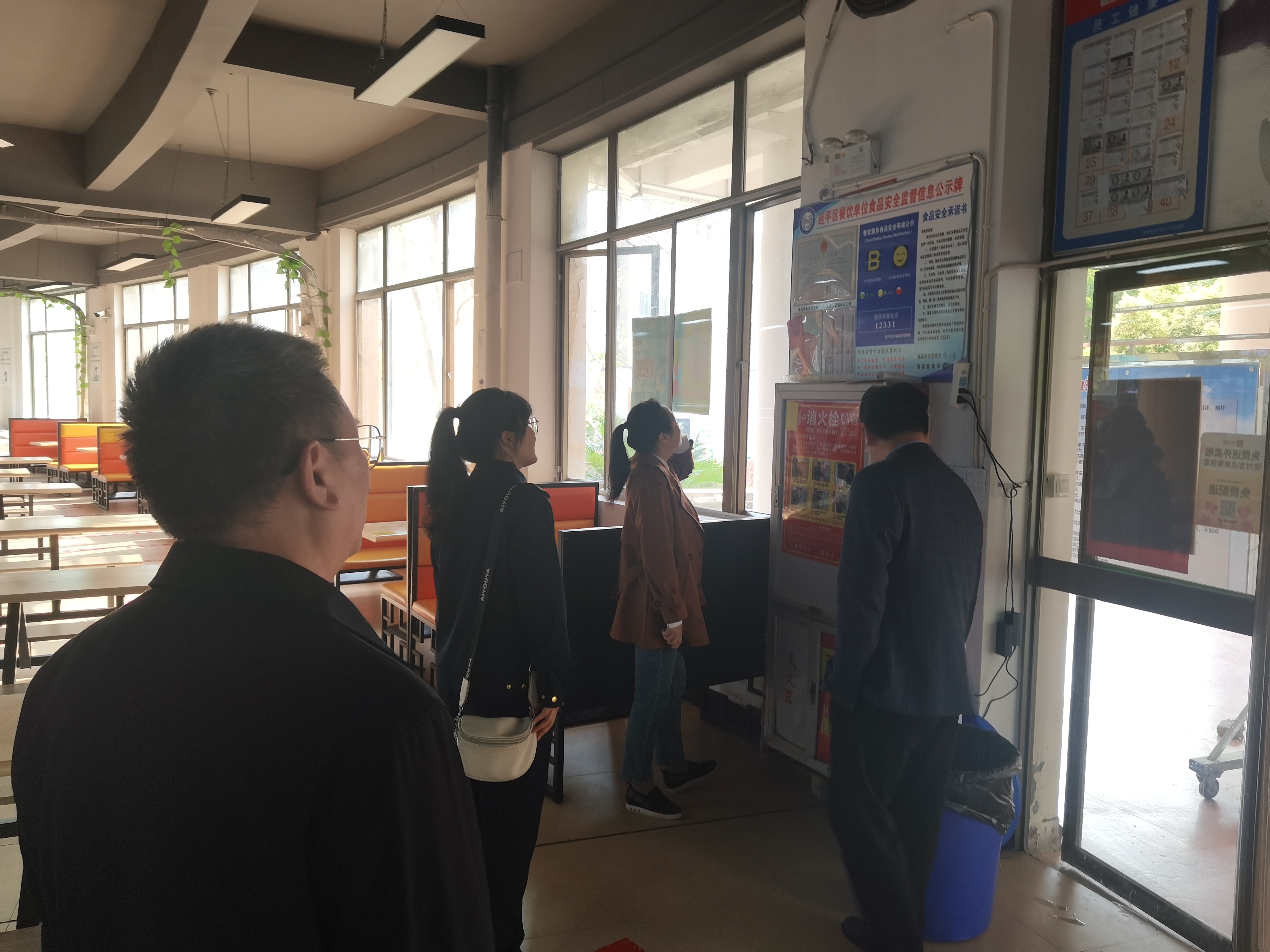 003(南平市市场监督管理局在第一食堂检查从业人员健康证情况).jpg 003(南平市市场监督管理局在第一食堂检查从业人员健康证情况).jpg