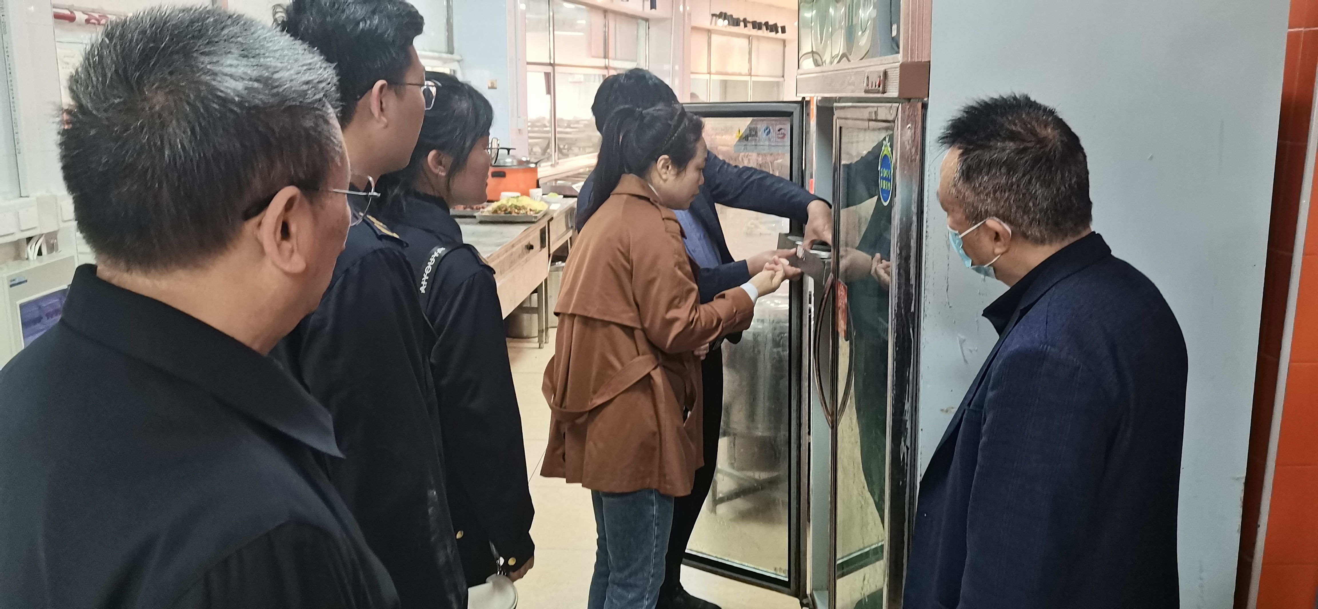 017(南平市市场监督管理局林科长检查第一食堂食品留样).jpg 017(南平市市场监督管理局林科长检查第一食堂食品留样).jpg