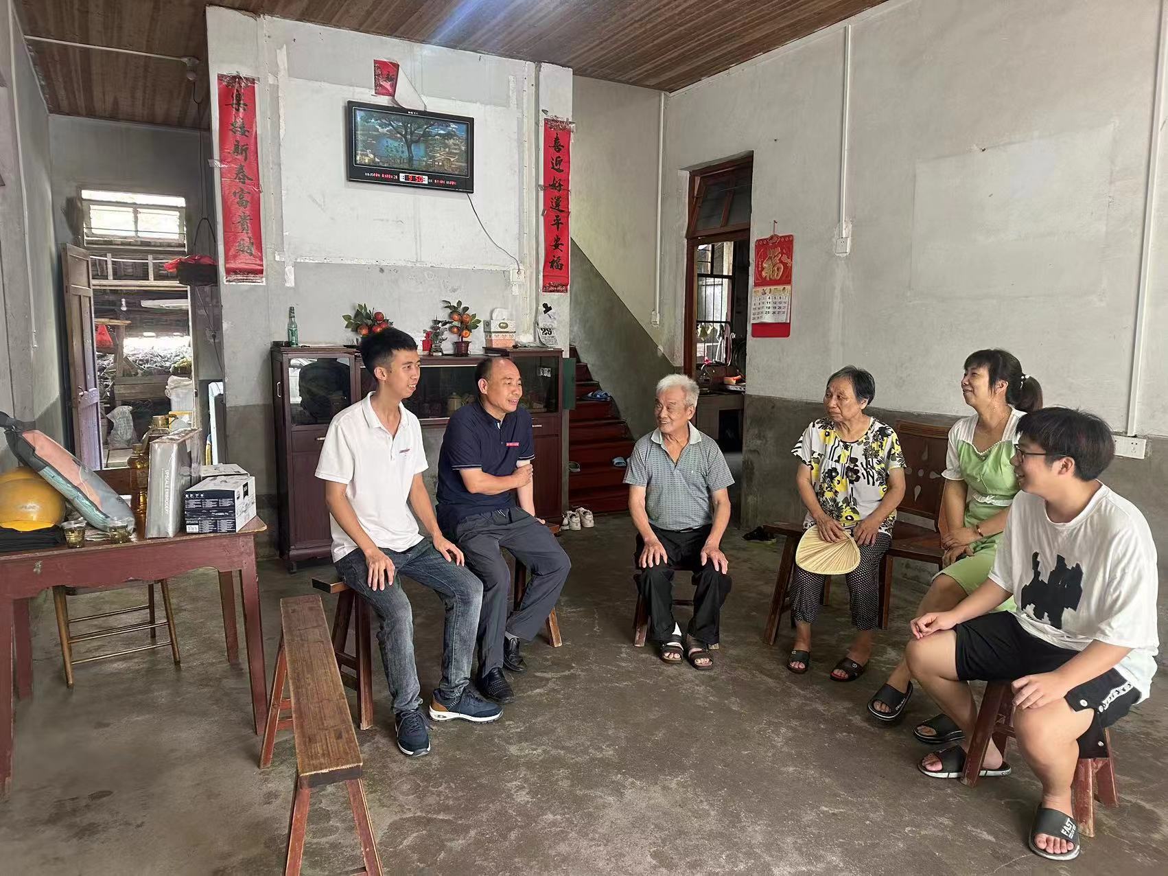 太平镇南溪村家访合影2.jpg