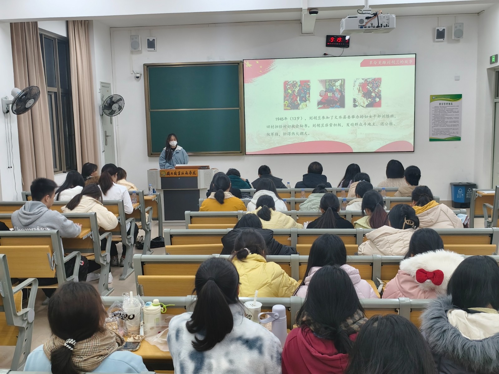 讲红色故事1.jpg 讲红色故事1.jpg