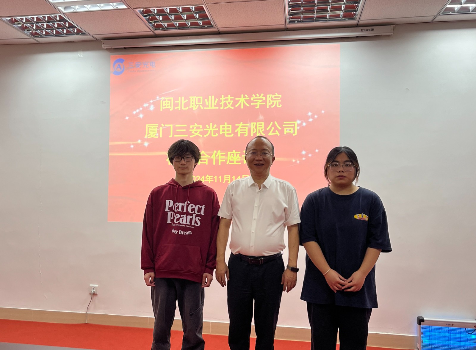 看望实习生1.jpg 看望实习生1.jpg