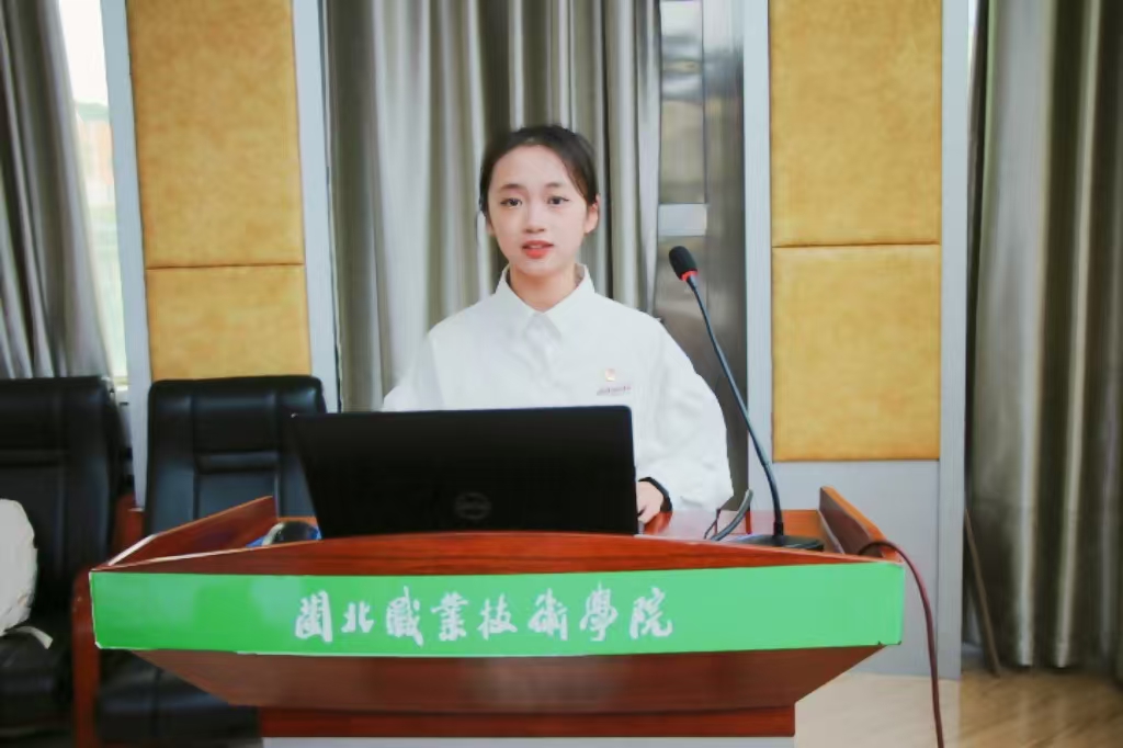 王舒灵 参赛照.jpg 王舒灵 参赛照.jpg