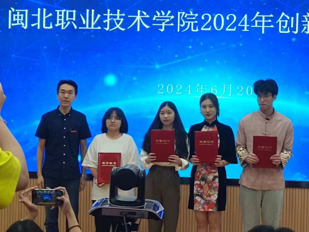 陈雪莹 左二.png 陈雪莹 左二.png