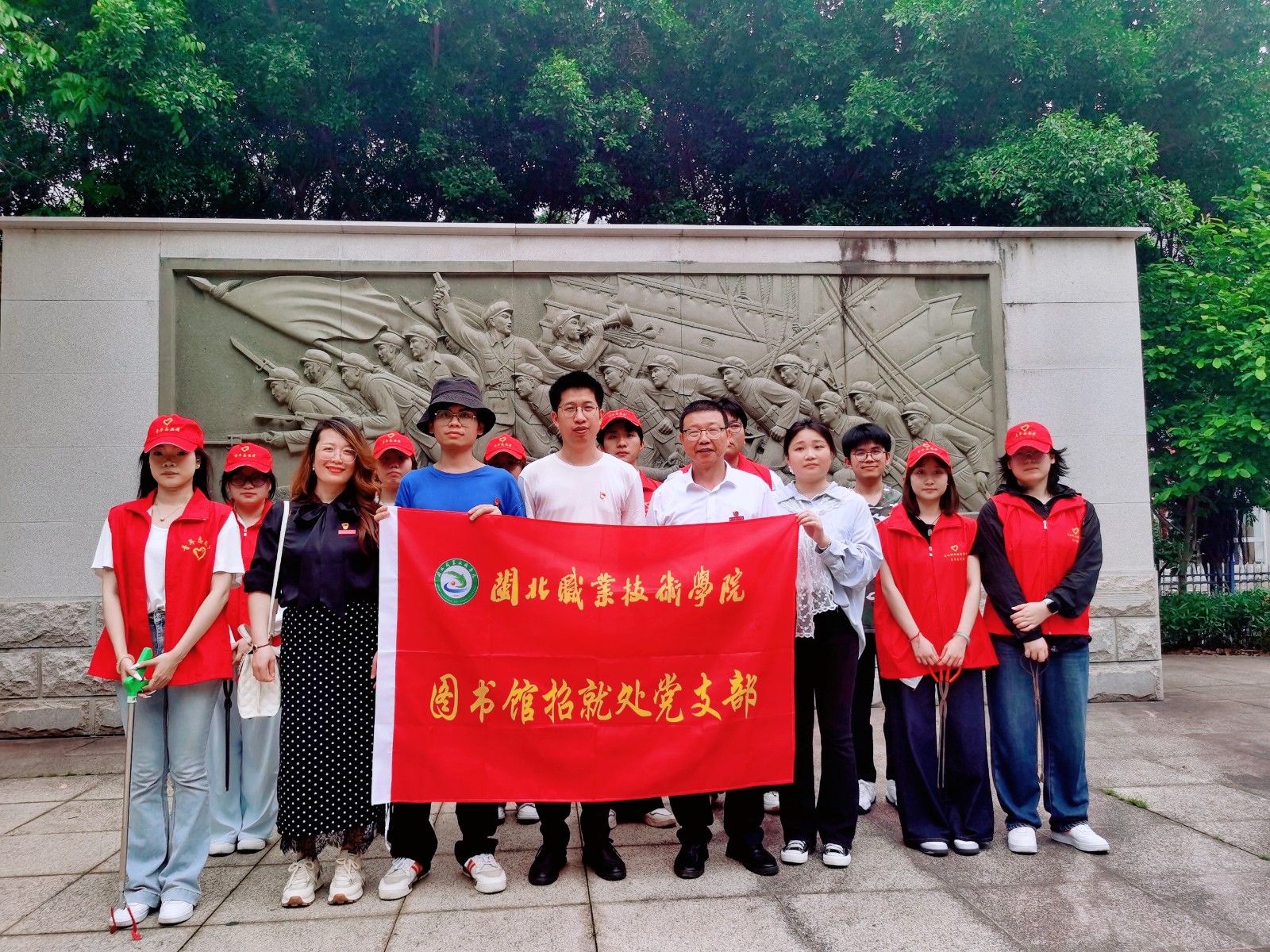 学习长江支队精神主题党日1.jpg 学习长江支队精神主题党日1.jpg