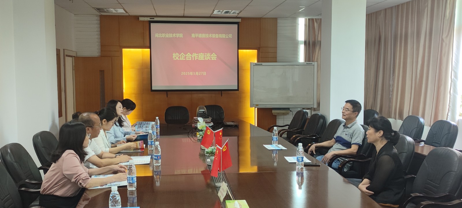 张书记走访德赛2.jpg 张书记走访德赛2.jpg